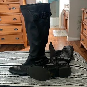 SimplyVera: Vera Wang. Black midi boots, Size 8, full leather.